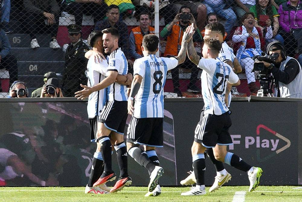 Pemain Argentina meraikan jaringan ketika menentang Bolivia dalam aksi kelayakan Piala Dunia 2026 pada awal pagi Rabu. - Foto AFP