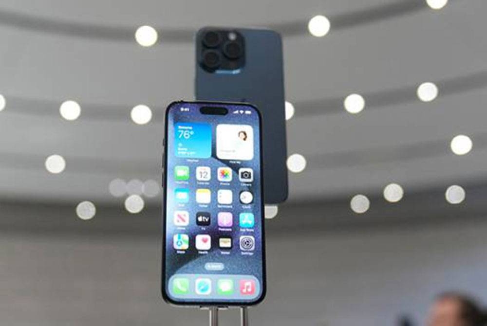 iPhone 15 Pro dipamerkan ketika pengumuman keluaran baharu Apple di California, AS. - Foto AP