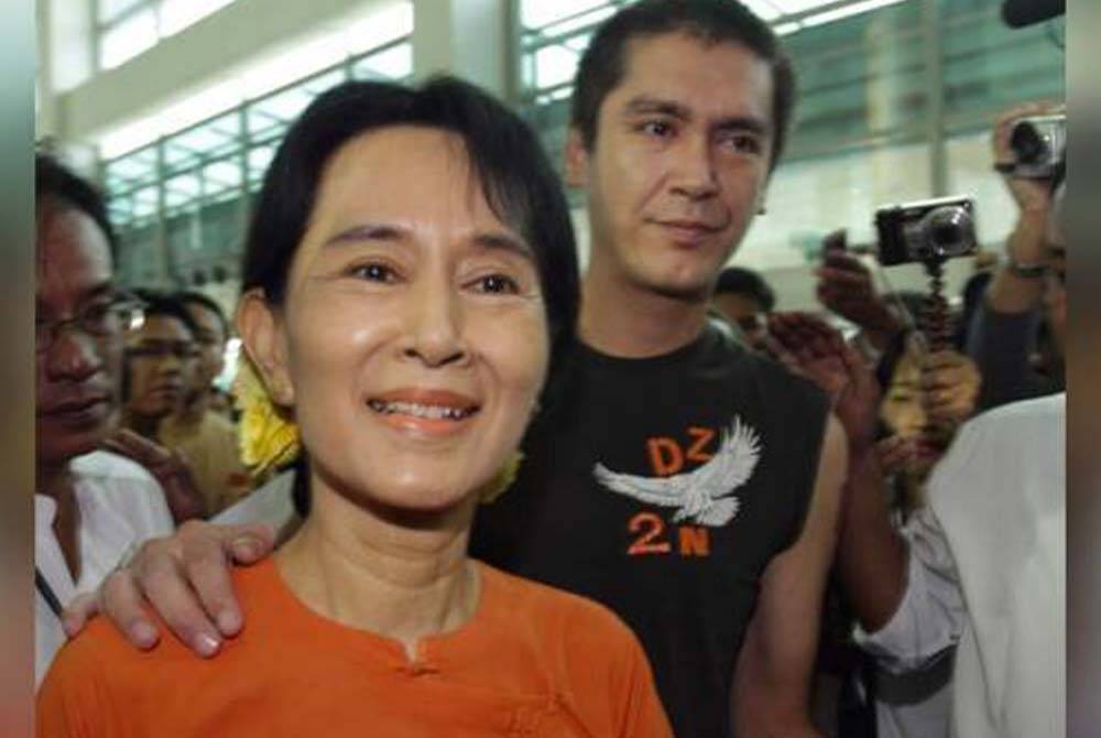 Gambar fail pada 2010 Kim Aris mendampingi ibunya, Aung San Suu Kyi. - Foto AP