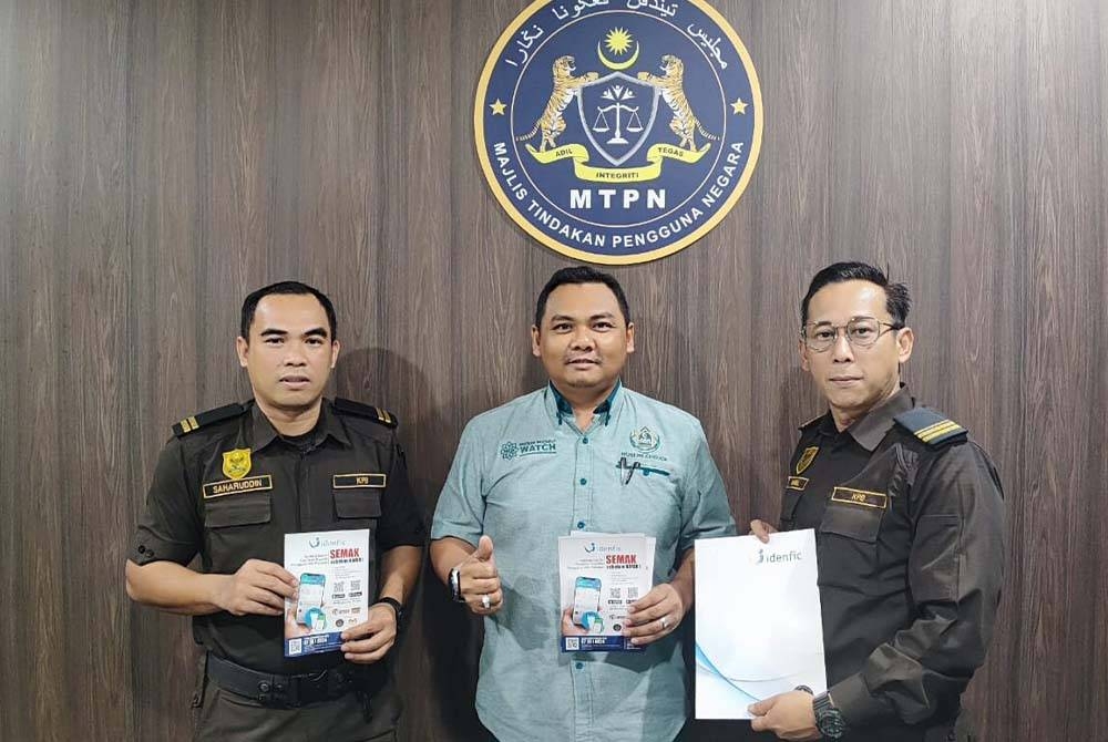 Noorman bersama pegawai dan wakil Pejabat KPB negeri selepas pertemuan berkenaan masalah beras di Pejabat MTPN, Austin Height, Johor Bahru pada Selasa.