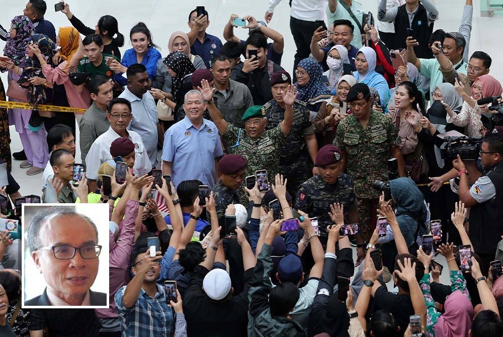 Al-Sultan Abdullah berkenan melambai kepada orang ramai sebelum berangkat untuk persinggahan terakhir di Kilometer Kosong Lebuhraya Pan Borneo di Telok Melano sempena Kembara Kenali Borneo pada Rabu. - Foto: Bernama. Gambar kecil: Dr Jeniri Amir