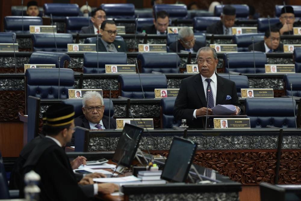 Muhyiddin bercakap pada perbahasan usul Kajian Separuh Penggal (KSP) Rancangan Malaysia Ke-12 (RMK12) di Persidangan Dewan Rakyat pada Rabu. - Foto Bernama