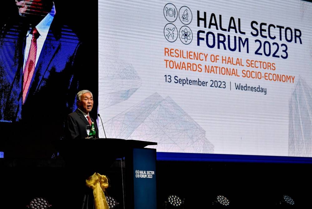 Ahmad Zahid ketika berucap pada Halal Sector Forum 2023 ‘’Resiliency of Halal Sectors Towards National Socio-Economy’’ di MITEC pada Rabu. - Foto Bernama