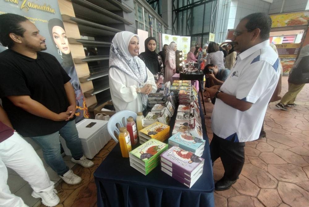 Rohaizi (kanan) ketika membuat lawatan ke tapak pameran produk pada Majlis Pra-Pelancaran Kempen Beli Barangan Malaysia 2023 di Sri Pentas Bandar Utama di sini.