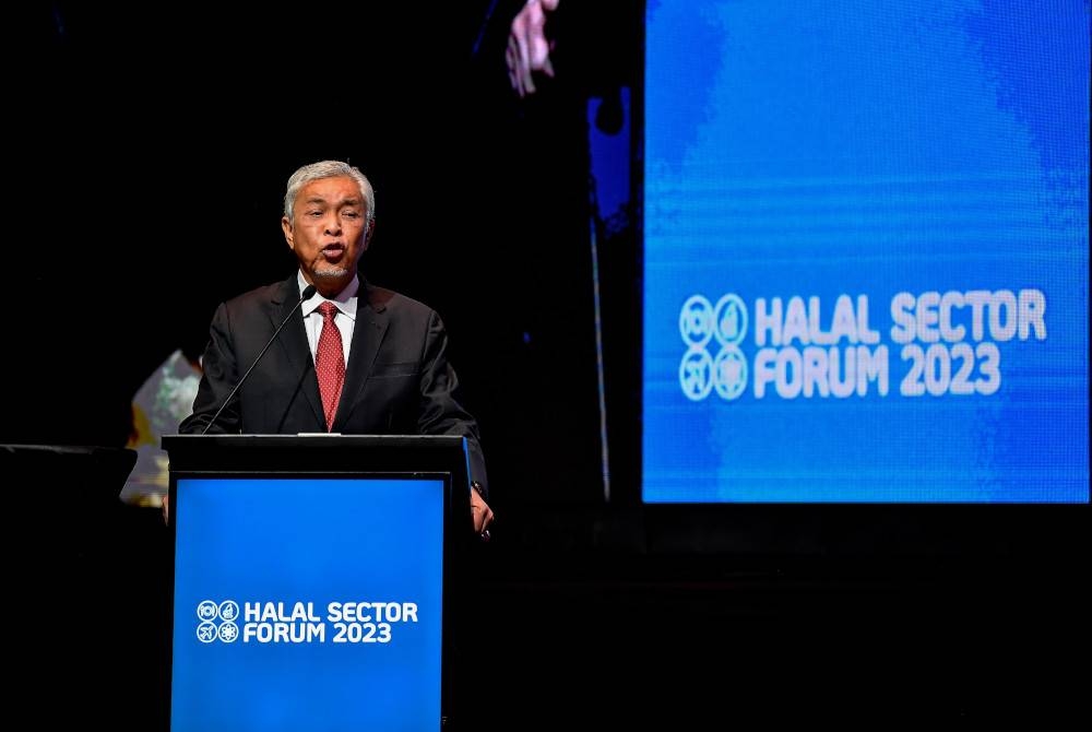 Ahmad Zahid ketika berucap pada Halal Sector Forum 2023 ‘’Resiliency of Halal Sectors Towards National Socio-Economy’’ di MITEC pada Rabu. - Foto Bernama