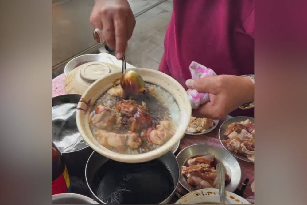 Nasi ayam claypot yang diusahakan Ahmad Muzakin bersama isteri.