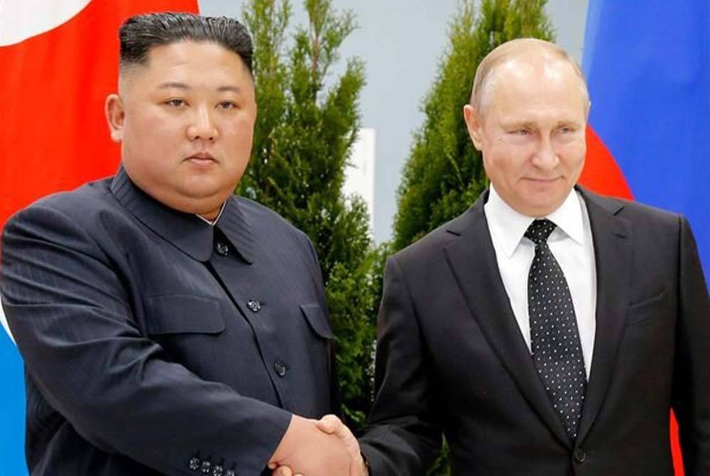 Jong Un (kiri) merancang untuk mengadakan rundingan mengenai bekalan senjata dengan Putin