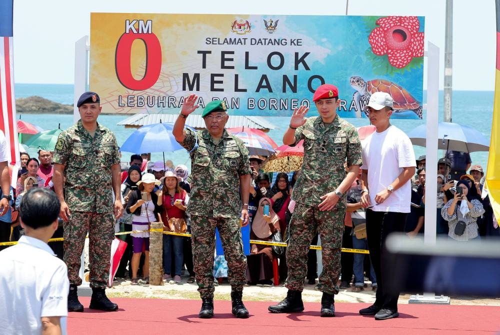 Kilometer 0 atau disebut Kilometer Kosong Lebuhraya Pan Borneo di Telok Melano menjadi persinggahan terakhir Yang di-Pertuan Agong bagi menamatkan Kembara Kenali Borneo yang berlangsung selama 11 hari. - Foto Bernama