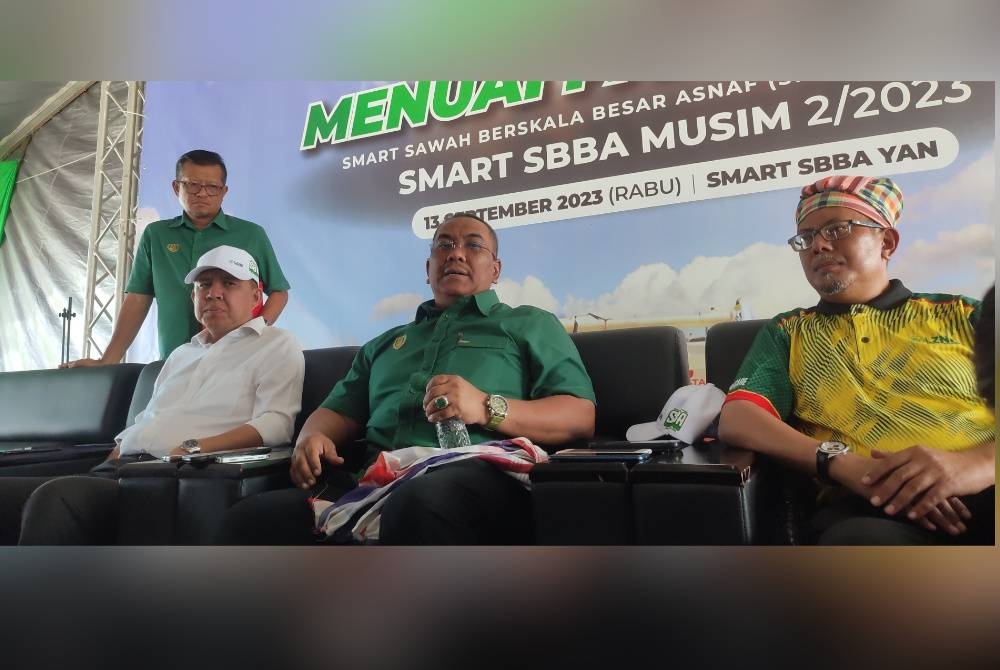 Muhammad Sanusi (tengah) pada sidang media selepas Majlis Perasmian Tuaian Projek Padi Benih Lembaga Zakat Negeri Kedah (LZNK) di tapak Smart Sawah Berskala Besar Asnaf LZNK, Batu 17, Padang Lumat, di sini pada Rabu.