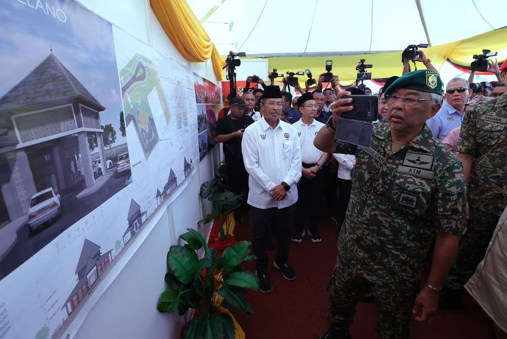 Al-Sultan Abdullah berkenan pada sembah taklimat mengenai Masjid Telok Melano sempena Kembara Kenali Borneo pada Rabu. - Foto Bernama