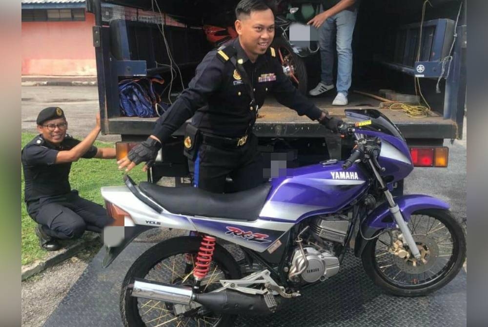 Antara motosikal yang disita oleh JPJ dalam Operasi Sepadu di Plaza Tol Batu, di sini, pada Selasa.