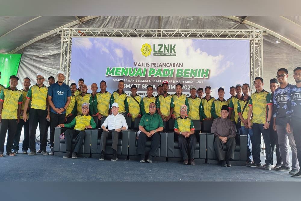 Menteri Besar Kedah, Datuk Seri Muhammad Sanusi Md Nor (duduk, tengah) bergambar dengan peserta selepas Majlis Perasmian Tuaian Projek Padi Benih Lembaga Zakat Negeri Kedah (LZNK) di tapak Smart Sawah Berskala Besar Asnaf LZNK, Batu 17, Padang Lumat, di sini pada Rabu.