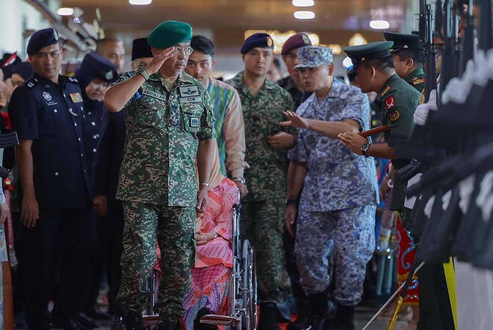 Al-Sultan Abdullah dan Tunku Azizah berkenan berangkat pulang ke ibu negara menggunakan pesawat khas pada jam 4.22 petang dari Lapangan Terbang Antarabangsa Kuching pada Rabu. - Foto Bernama