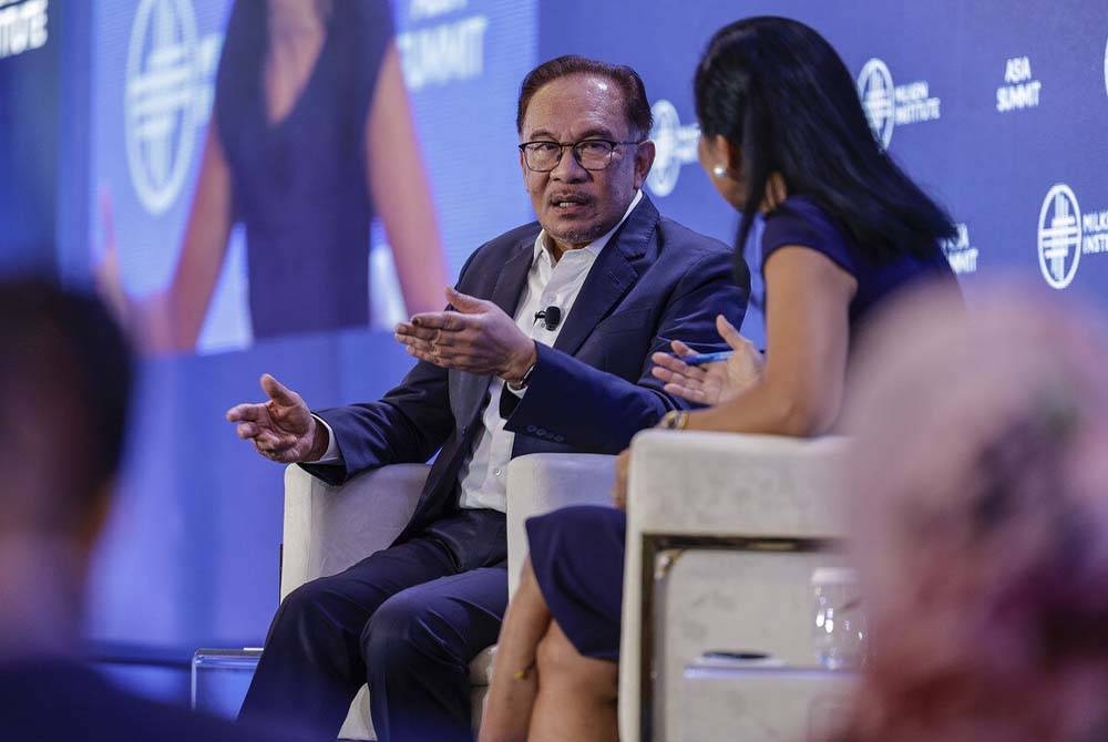 Anwar ketika menyertai sesi khas pada Sidang Kemuncak Asia Milken Institute 2023 di Singapura pada Rabu. - Foto Bernama