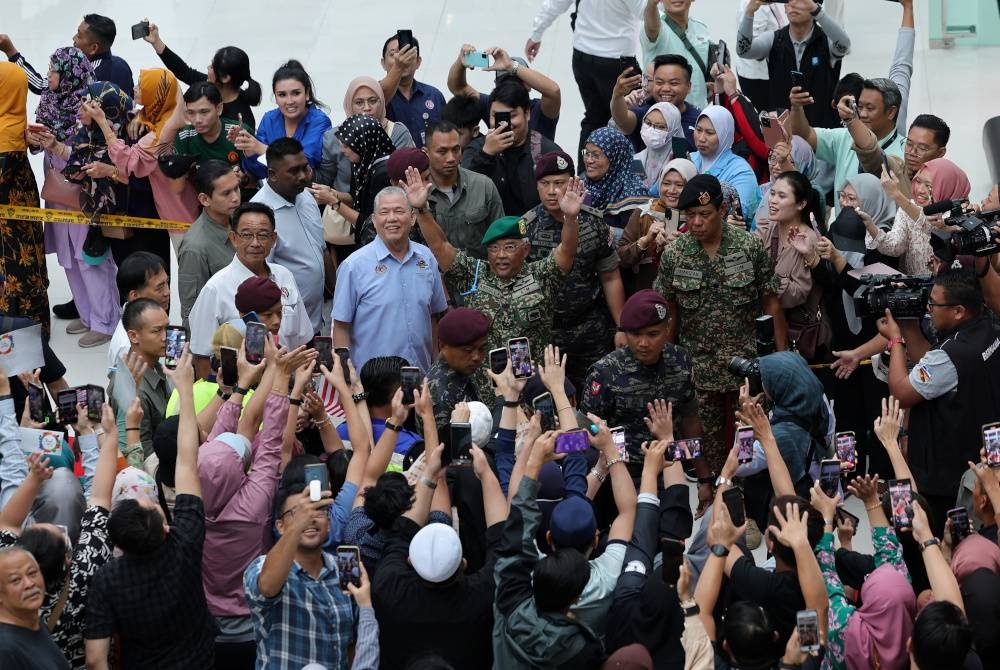 Al-Sultan Abdullah berkenan melambai kepada orang ramai sebelum berangkat untuk persinggahan terakhir di Kilometer Kosong Lebuhraya Pan Borneo di Telok Melano sempena Kembara Kenali Borneo pada Rabu. - Foto Bernama