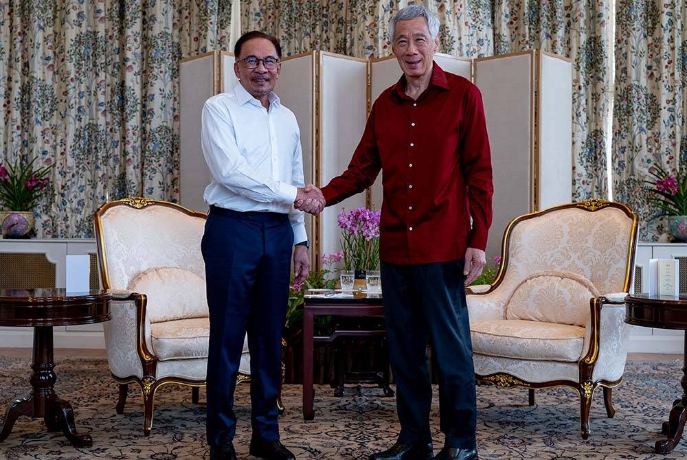 Anwar mengadakan pertemuan bersama Perdana Menteri Singapura, Lee Hsien Loong pada sesi minum petang di Istana Singapura selepas Sesi Khas Sidang Kemuncak Asia Milken Institute 2023 di Singapura pada Rabu. - Foto Bernama