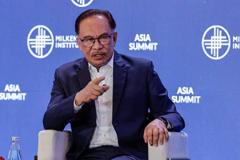 Anwar ketika menyertai sesi khas pada Sidang Kemuncak Asia Milken Institute 2023 di Singapura pada Rabu. - Foto Bernama