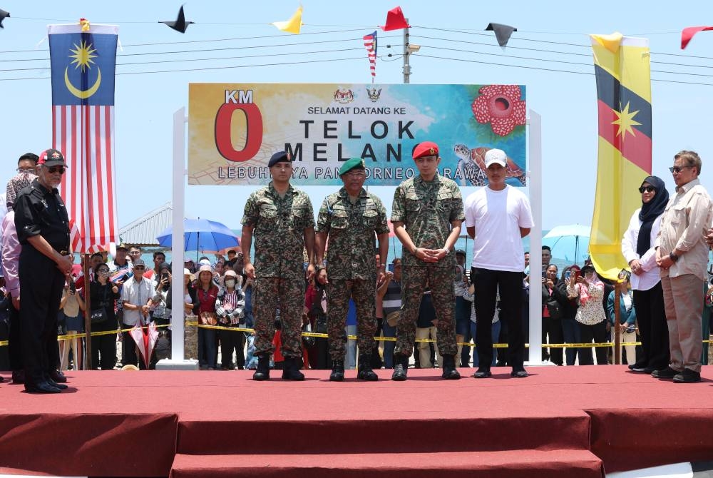 Kilometer 0 atau disebut sebagai Kilometer Kosong Lebuhraya Pan Borneo di Telok Melano menjadi persinggahan terakhir Yang di-Pertuan Agong Al-Sultan Abdullah Ri'ayatuddin Al-Mustafa Billah Shah bagi menamatkan Kembara Kenali Borneo yang berlangsung selama 11 hari.   - Foto Bernama