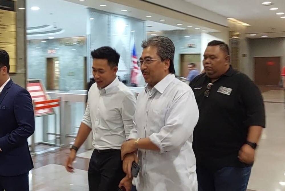 Johari (dua dari kanan) dilihat tiba di WTC Kuala Lumpur pada jam 8.22 malam bagi Mesyuarat Majlis Kerja Tertinggi (MKT) UMNO, pada Rabu.