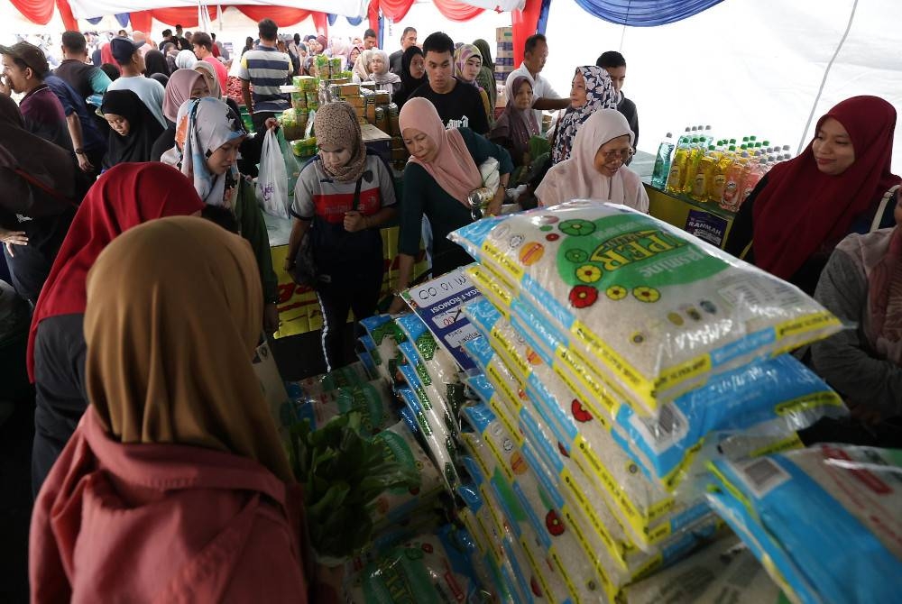 Jawatankuasa juga mengesyorkan agar KPDN melibatkan lebih ramai peniaga tempatan untuk terlibat dalam program Jualan Rahmah. - Foto Bernama