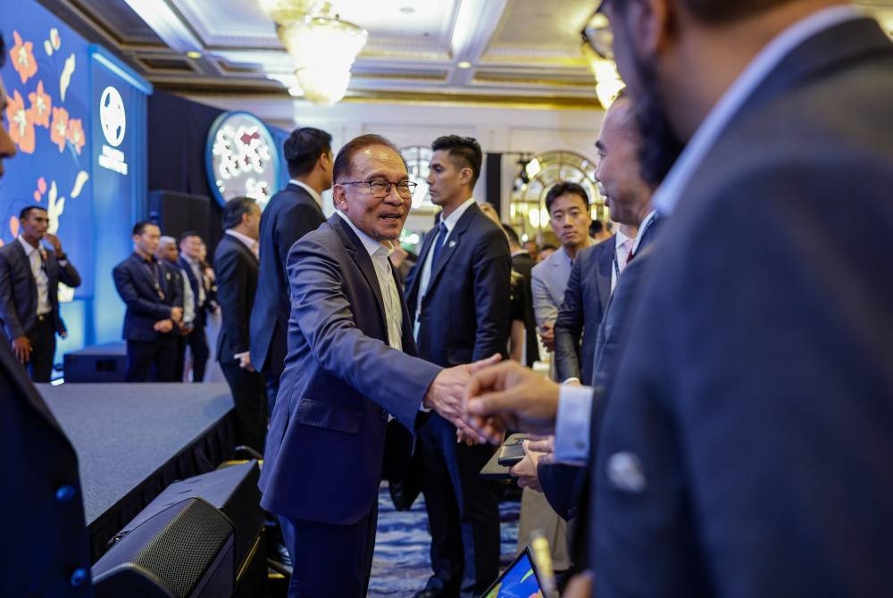 Anwar beramah mesra bersama tetamu yang menghadiri Sidang Kemuncak Asia Milken Institute 2023 di Singapura pada Rabu. - Foto Bernama