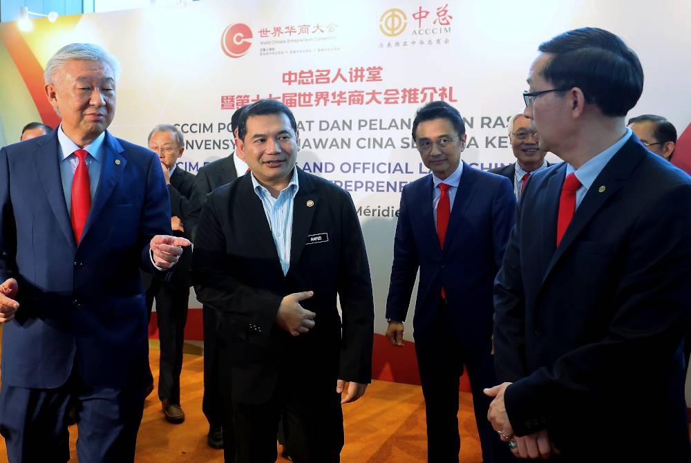 Rafizi (dua, kiri) ketika hadir pada Power Chat ACCCIM dan pelancaran Konvensyen Usahawan Cina Sedunia (WCEC) ke-17 di sebuah hotel pada Rabu. - Foto Bernama