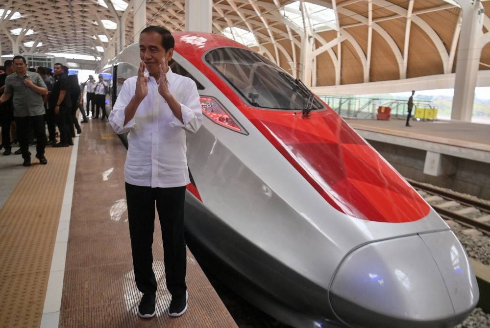 Jokowi ketika menghadiri aktiviti uji perjalanan di Stesen KCJB Padalarang, Daerah Bandung Barat, Jawa Barat, pada Rabu. - Foto AFP