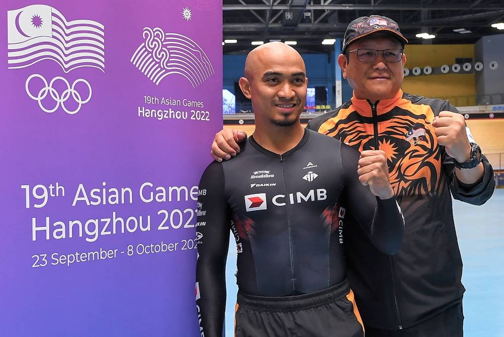 Ketua Kontinjen Malaysia ke Sukan Asia Hangzhou 2022, Datuk Chong Kim Fatt (kanan) bersama Azizulhasni selepas beliau meninjau persiapan skuad berbasikal trek negara di Velodrom Nasional, Nilai, Negeri Sembilan minggu lalu. - Foto Bernama