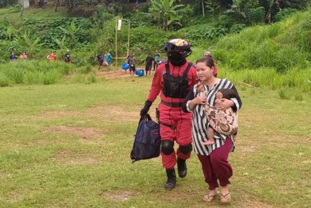 Unit Udara JBPM menjalankan operasi penerbangan Medevac)membawa seorang bayi perempuan Orang Asli dari Kampung Tendrik, Pos Bihai yang mengalami cirit-birit selama tiga hari, bagi mendapatkan rawatan lanjut di Hospital Gua Musang, Selasa lepas. - Foto FB Bahagian Udara Jabatan Bomba dan Penyelamat Malaysia