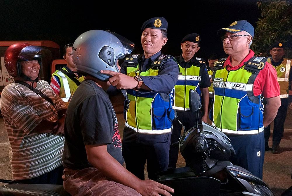 Lokman (kanan) ketika hadir bagi memantau Operasi Khas Motosikal di Malim malam tadi. Foto Bernama