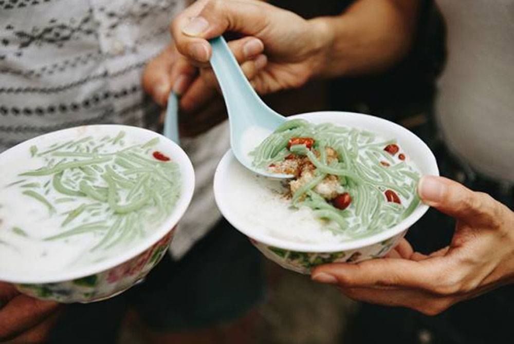 Cendol turut tersenarai sebagai makanan selesa bukan saja bagi penduduk di Semenanjung malah di Sabah dan Sarawak terutama saat negara dilanda musim panas. - Gambar hiasan