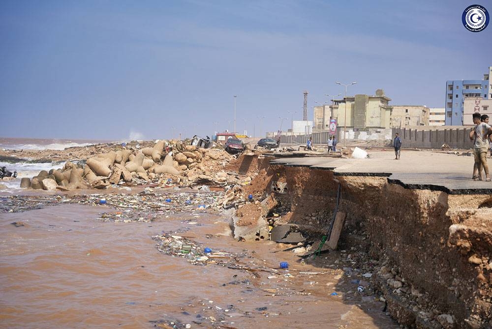 Angka kematian akibat banjir dahsyat yang melanda timur Libya telah meningkat kepada 5,500 orang manakala 7,000 lagi cedera. Foto Xinhua