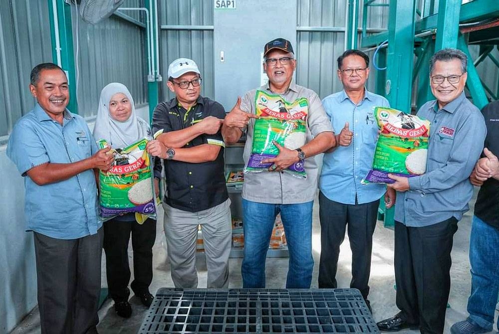 Pengerusi LPP, Datuk Mahfuz Omar (tiga dari kanan) meninjau proses pembungkusan Beras Gerai ketika melakukan lawatan ke Kilang Padi Konsortium Pertubuhan Peladang Terengganu di Jertih, Besut pada Julai lalu.