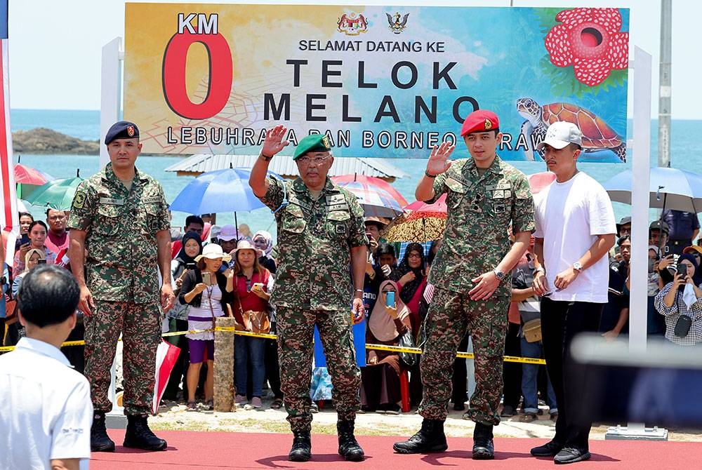 Kilometer 0 atau disebut sebagai Kilometer Kosong Lebuhraya Pan Borneo di Telok Melano menjadi persinggahan terakhir Al-Sultan Abdullah bagi menamatkan Kembara Kenali Borneo yang berlangsung selama 11 hari.  