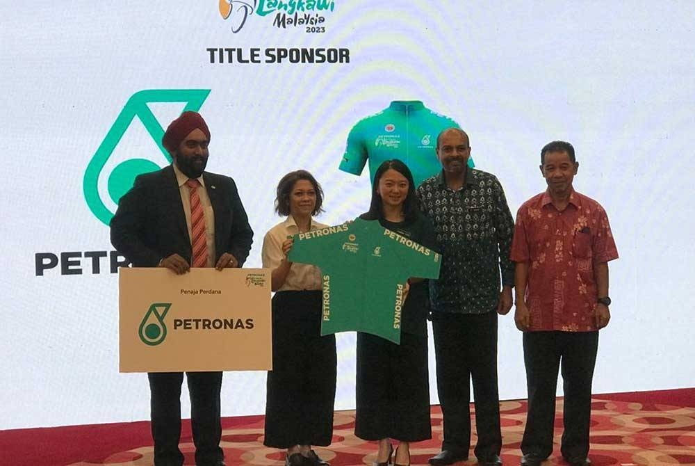 Hannah (tengah) dan Anita (dua dari kiri) memegang replika jersi pendahulu keseluruhan Petronas LTdL 2023 pada Majlis Pengumuman Penaja Perdana LTdL 2023 di MSN, Bukit Jalil sebentar tadi.