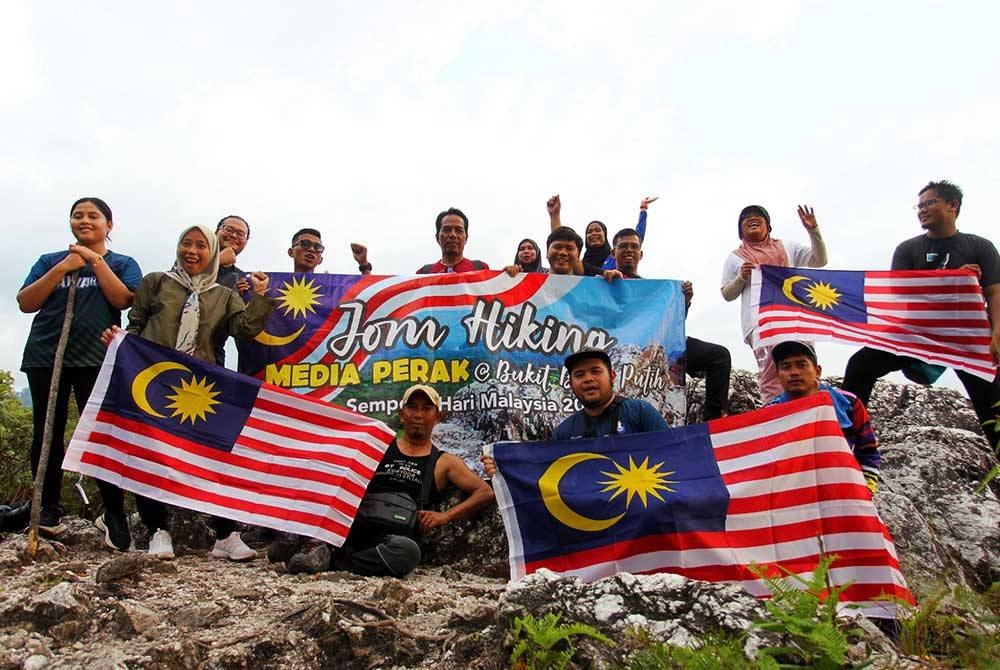 Sebahagian daripada pengamal media yang mengikuti Program Hiking Media Perak di Bukit Batu Putih pada Rabu sempena sambutan Hari Malaysia.