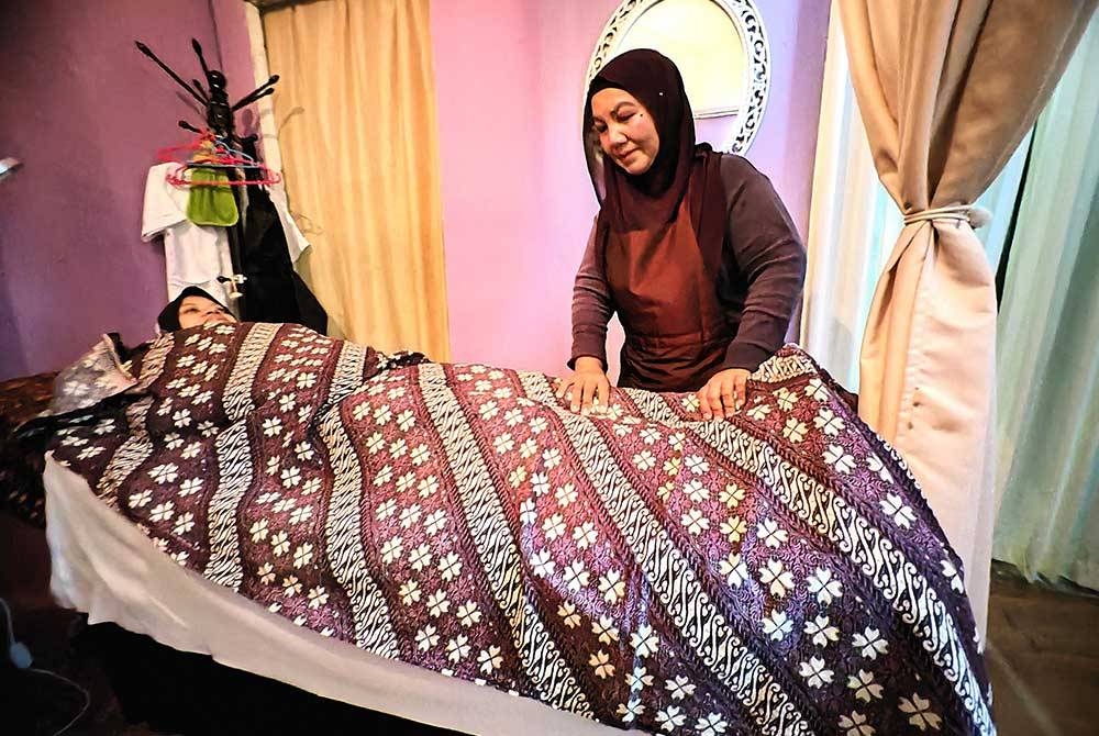 Rohaida sedang mengurut pelanggannya hasil bantuan dan sokongan Majlis Agama Islam Negeri Sembilan dalam mengusahakan perkhidmatan spa dan urutan bergerak.