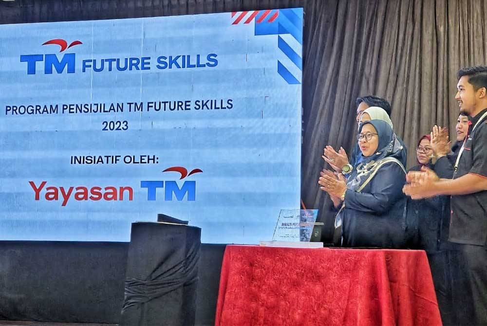 Marzita (tengah) ketika pelancaran dan latihan guru program pensijilan TM Future Skills anjuran Creative Minds dan Yayasan TM di sebuah hotel di Indera Mahkota di sini pada Khamis.