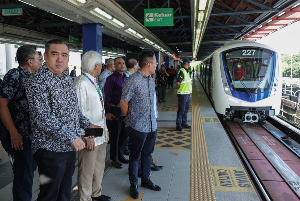 Anthony Loke (kiri) meninjau operasi Tren baharu laluan LRT Kelana Jaya hari ini. Foto Bernama