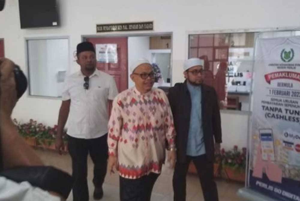 Yussaine Yahya (tengah) membuat pengakuan tidak bersalah selepas pertuduhan dibacakan di hadapan Hakim Mahkamah Syariah, Mohamad Zaidi Abdullah. - Foto Awani