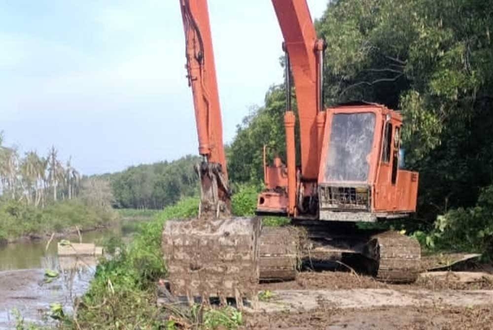 Keadaan benteng penahan air laut yang terlalu rendah dikhuatiri gagal bertahan lama untuk menyekat kemasukan air masin ke kawasan kebun di Kampung Sungai Suluh dan Kampung Kelicap, Kluang.