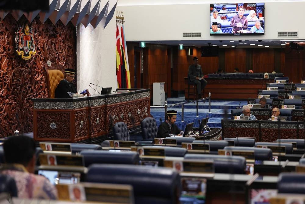 Ramli ketika perbahasan usul Kajian Separuh Penggal Rancangan Malaysia ke-12 (RMK12) di Dewan Rakyat hari ini. Foto Bernama