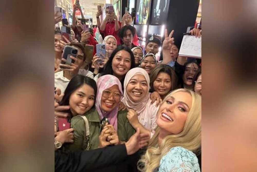 Antara peminat bertuah yang dapat bertemu dengan Paris Hilton. - Foto Platfom X NaneeSuria