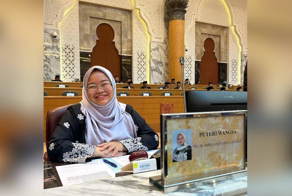 Amira Aisya duduk sebaris blok Perikatan Nasional (PN) pada sidang DUN Johor.