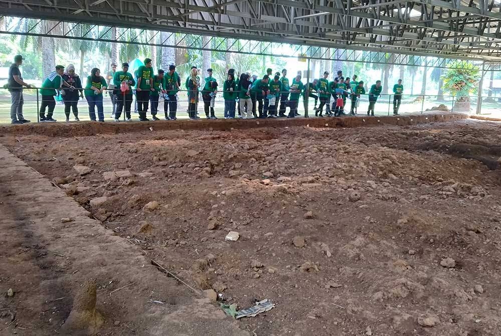 Peserta Discover Ancient Kedah Geoarchaeological Heritage Trail menjelajah ke Tapak Tamadun Awal Asia Tenggara di Sungai Batu Kedah.