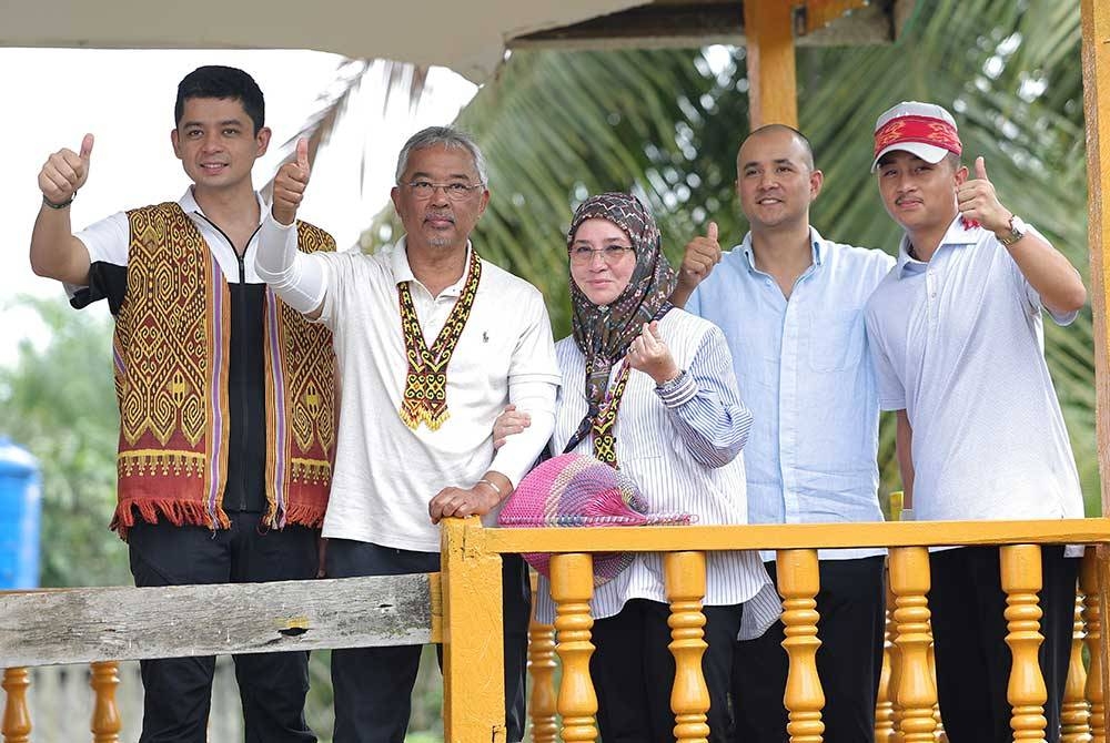 Yang di-Pertuan Agong Al-Sultan Abdullah Ri&#039;ayatuddin Al-Mustafa Billah Shah dan Raja Permaisuri Agong Tunku Azizah Aminah Maimunah Iskandariah bergambar bersama paduka-paduka anakanda ketika berangkat pada Majlis Santapan Tengah Hari bersama Komuniti sempena Kembara Kenali Borneo di Rumah Panjang Raymond Plen, Ulu Sebauh. - Foto Bernama.