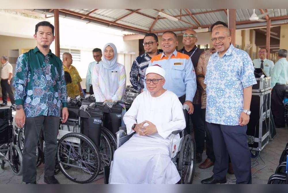 Zulkifli (duduk) bergambar bersama-sama Nazir Masjid Hospital Sungai Buloh, Datuk Dr Khalid Ibrahim (kanan) dan Setiausaha Agung MCM, Ahmad Safuan Ujar (kiri) selepas Majlis Penyerahan Kerusi Roda di Masjid Hospital Sungai Buloh pada Khamis.