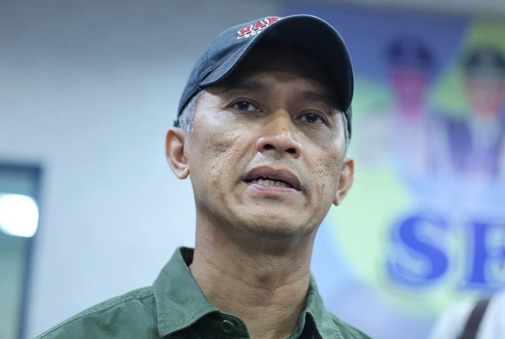 Pengarah Jabatan Siasatan Jenayah (JSJ) Datuk Seri Mohd Shuhaily Mohd Zain bercakap pada sidang media di IPD Dang Wangi pada Khamis. - Foto Bernama