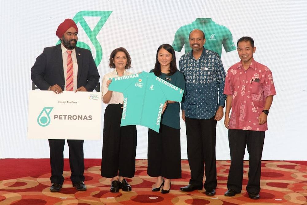 Hannah (tengah) dan Anita (dua dari kiri) memegang replika jersi pendahulu keseluruhan Petronas LTdL 2023 pada Majlis Pengumuman Penaja Perdana LTdL 2023 di MSN, Bukit Jalil pada Khamis.