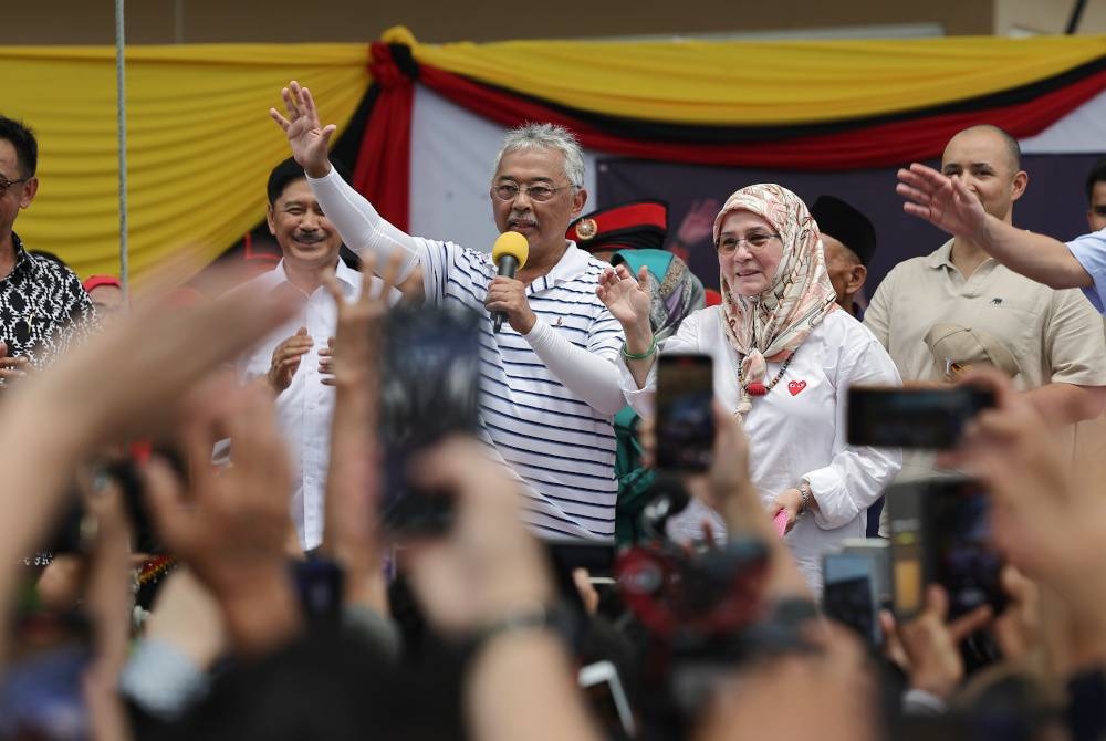 Al-Sultan Abdullah berkenan bertitah pada Pesta Keramaian bersama rakyat sempena Kembara Kenali Borneo di Pantai Bungai Bekenu pada Ahad. Turut berangkat Raja Permaisuri Agong, Tunku Azizah Aminah Maimunah Iskandariah. - Foto Bernama